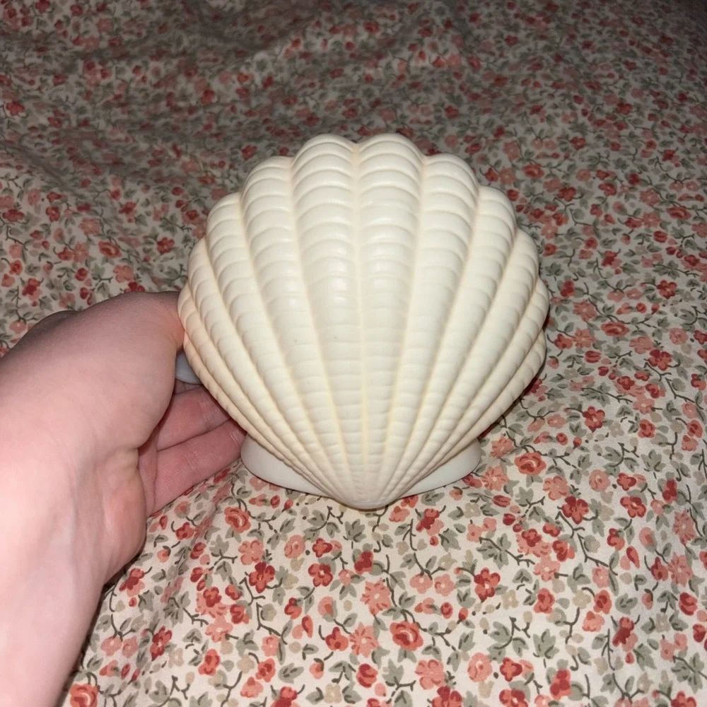 Shell Shaped Night Light - Picture 3 of 3